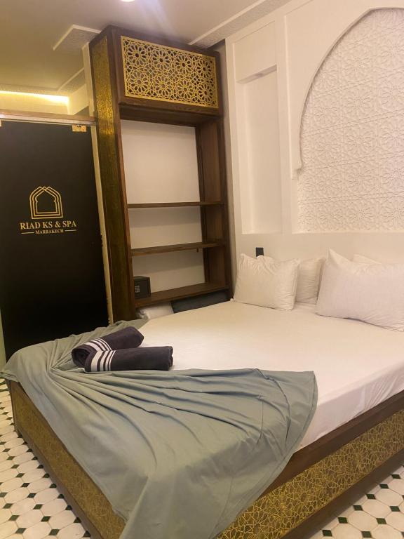 Postel nebo postele na pokoji v ubytování RIAD KS & SPA
