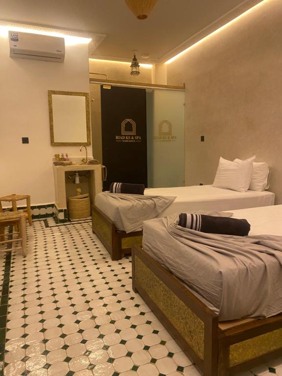 Postel nebo postele na pokoji v ubytování RIAD KS & SPA