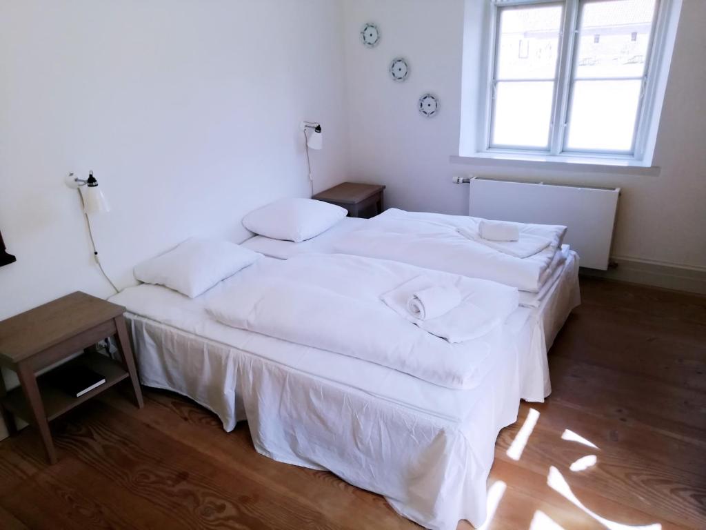 Postel nebo postele na pokoji v ubytování Den Gamle Kro ved Gram slot