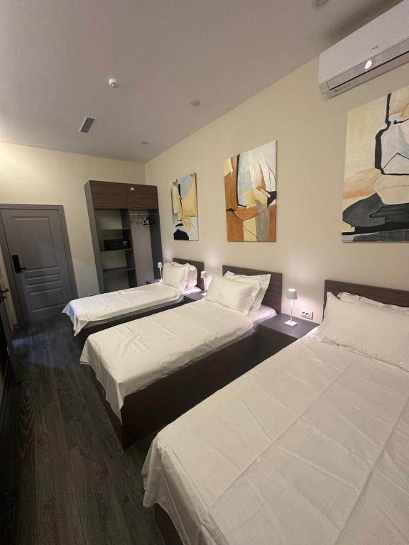 Postel nebo postele na pokoji v ubytování Amir inn