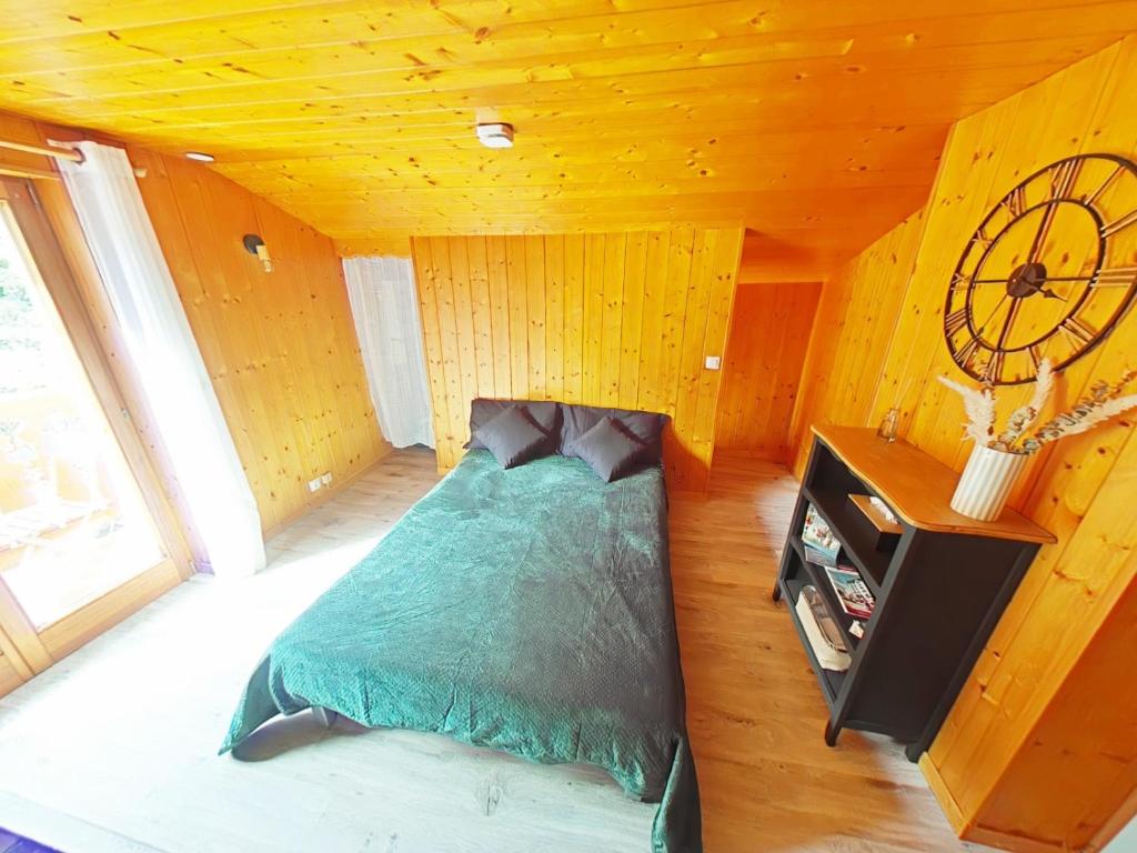 Postel nebo postele na pokoji v ubytování T2 tout confort avec balcon au calme entre lac et montagne