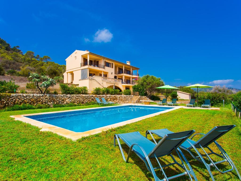 Swimmingpoolen hos eller tæt på Na Penyal