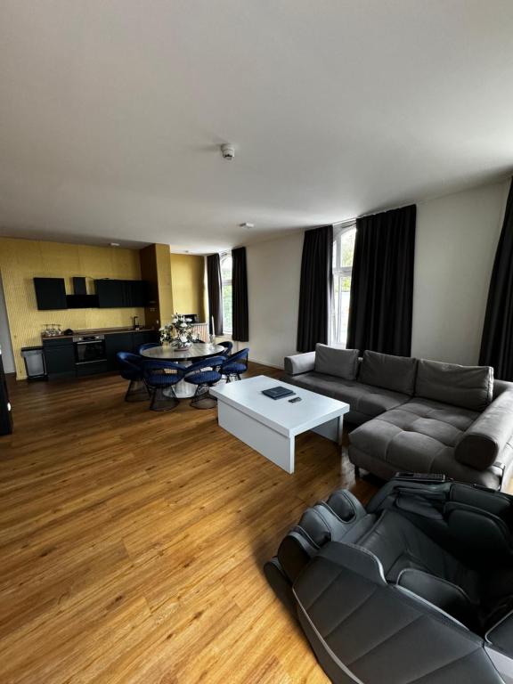 una sala de estar con un sofá y una mesa en Hamburg Hafen Wohnung, en Hamburgo