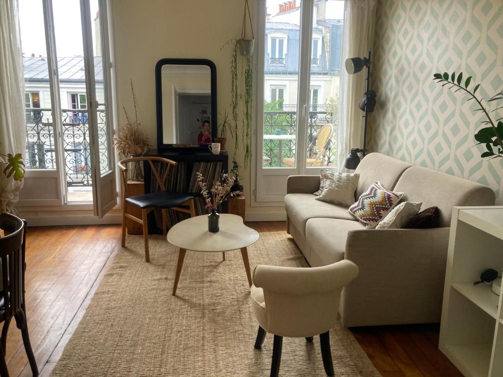 un salon avec un canapé et une table dans l'établissement Appart 54m2 quartier Jourdain 75020 etage 5 sans ascenseur, à Paris