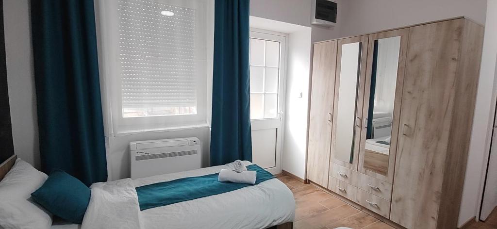 Letto o letti in una camera di Restoran Orijent 5