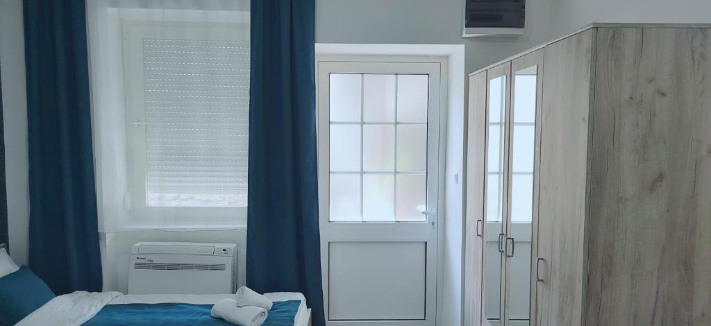 Letto o letti in una camera di Restoran Orijent 5