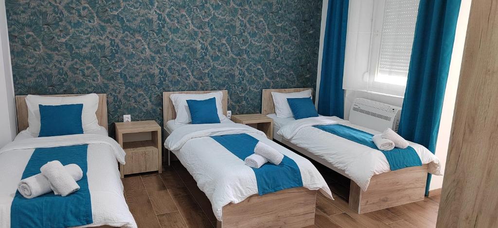 Letto o letti in una camera di Restoran Orijent 5
