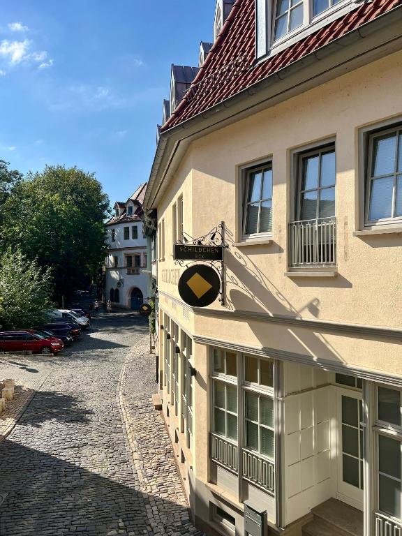 a building with a sign on the side of it at Ferienwohnung Schildblick Modernes Apartment direkt in der Altstadt von Erfurt nahe der Krämerbrücke - beste Innenstadtlage in Erfurt