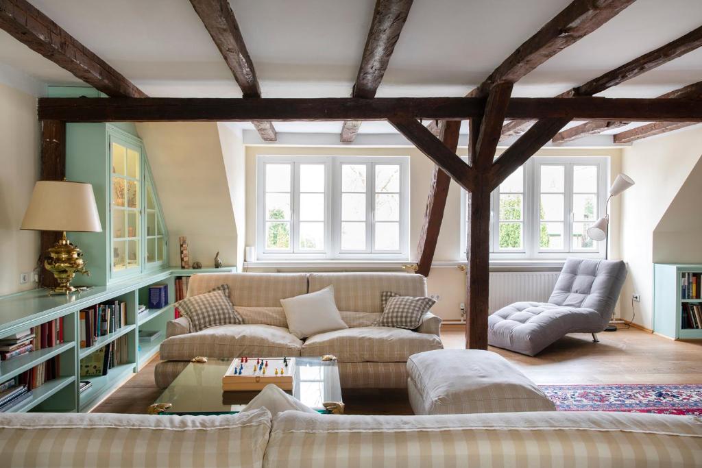 Posezení v ubytování Gut Einhaus an der Ostsee - Großzügiges Haus mit Tennisplatz und Pool sowie Garten und Ostseenähe