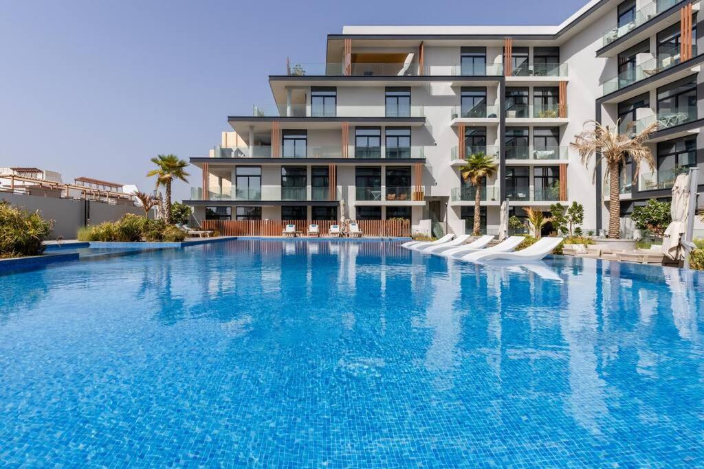 Waves - Elegant Oxford 212 Studio in JVC with City Views در دبی