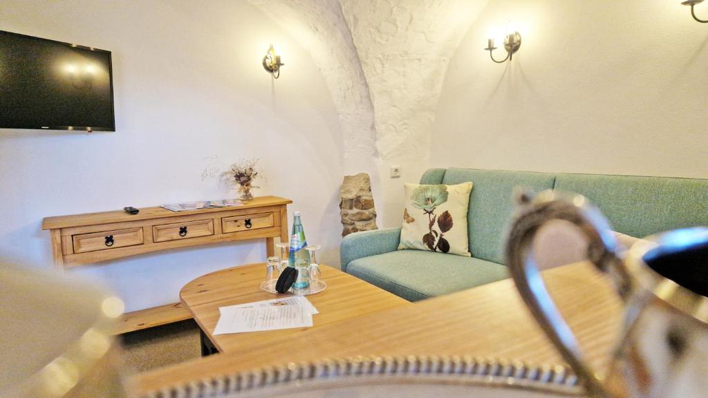 TV a/nebo společenská místnost v ubytování Familien- und Apartmenthotel Lerchenberghof