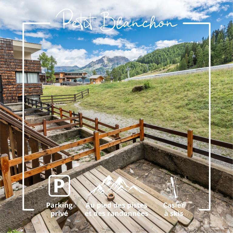 une fondation pour un ranch avec une clôture et un champ dans l'établissement Petit Blanchon - Au pied des pistes - Parking, à Uvernet