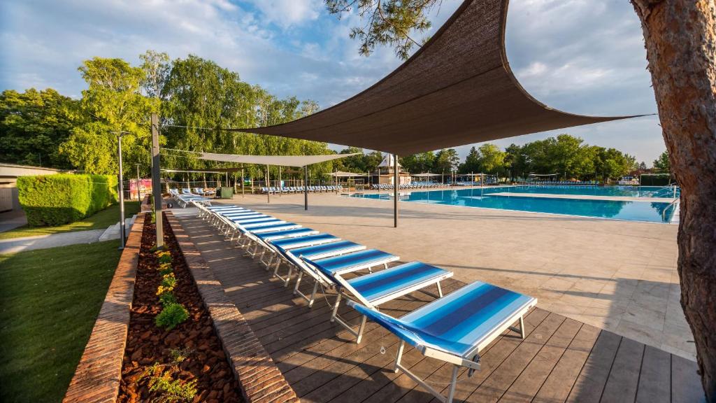 Bazén v ubytování Harmonia Riva Apartmán B11 nebo v jeho okolí
