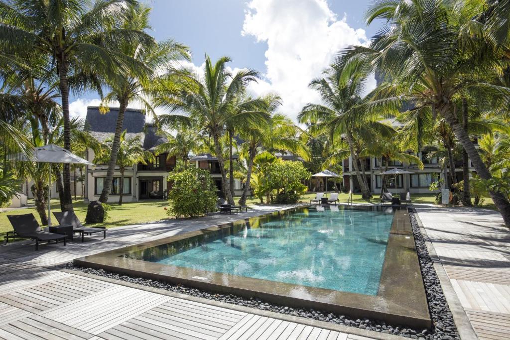 Бассейн в Dinarobin Beachcomber Golf Resort & Spa или поблизости