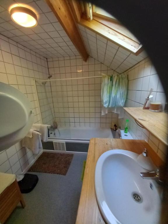 Ένα μπάνιο στο Un studio à louer ds un endroit calme près de la ville de Dinant