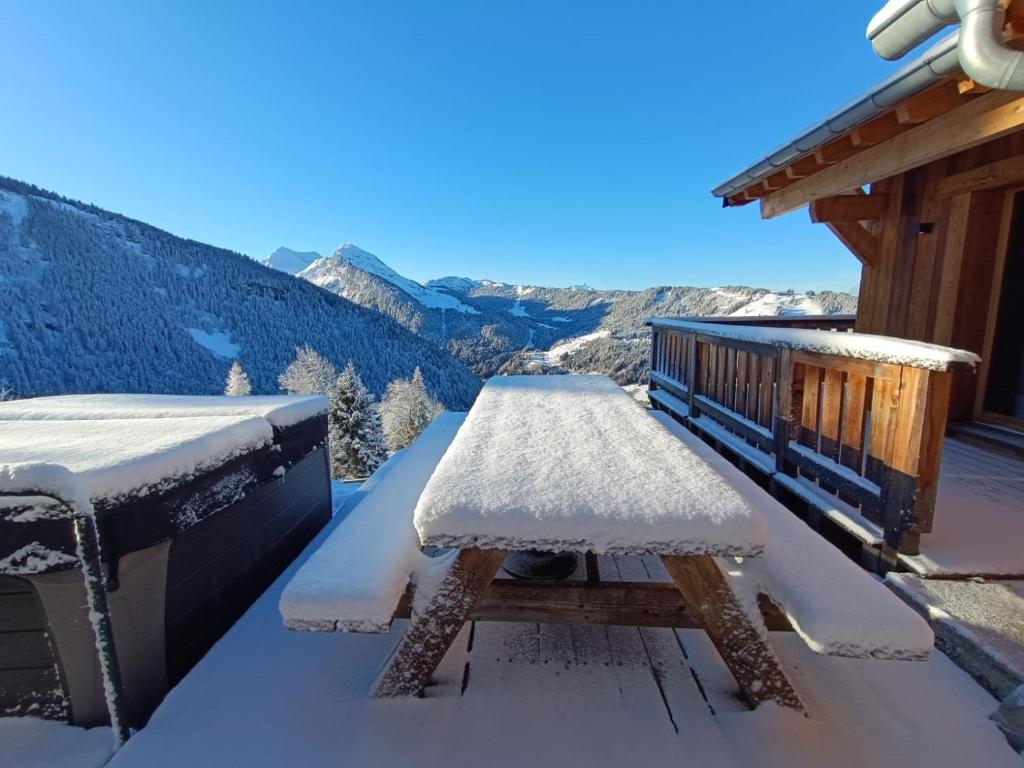 Üldine mäevaade või majutusasutusest Chalet avec jacuzzi - 150 m des remontées pildistatud vaade