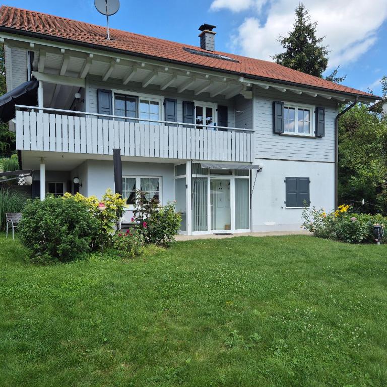 a large white house with a yard at Ferienwohnung Dorn in Lautertal