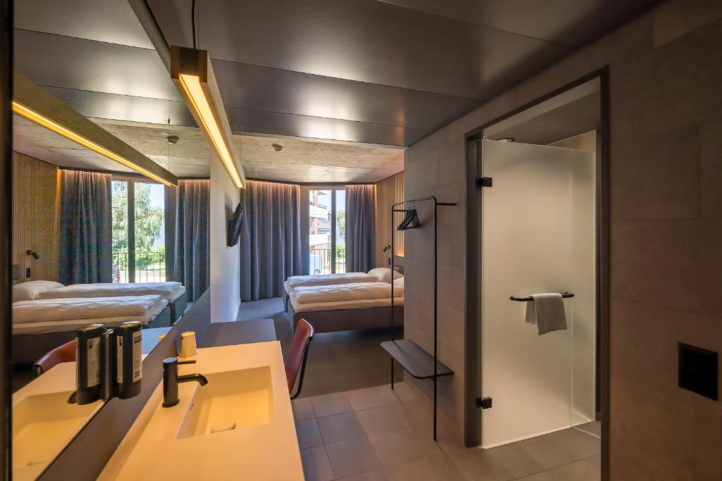 Postel nebo postele na pokoji v ubytování Zleep Hotel Zürich-Kloten