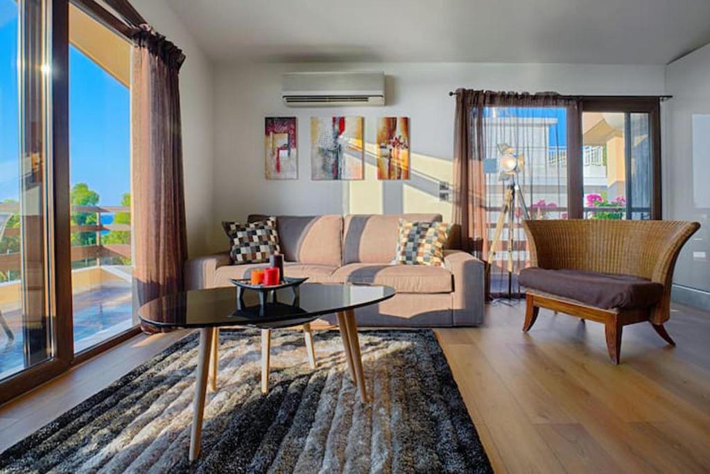 una sala de estar con un sofá y una mesa en Sea View-Sunset View Apartments, en Ixia