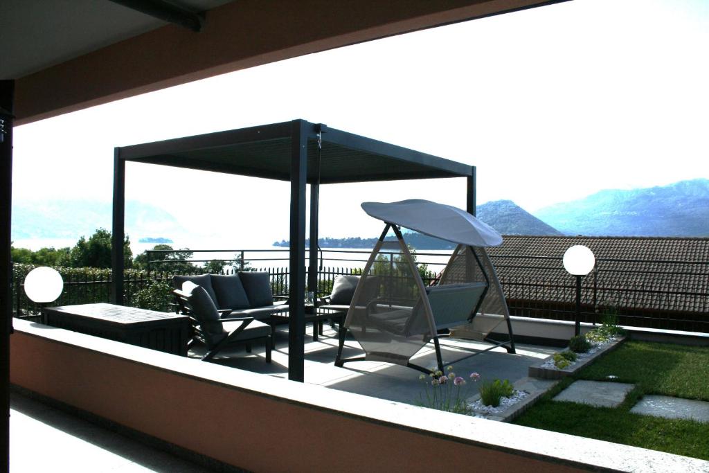 a patio with a table and chairs and an umbrella at ferienwohnungkarlena in Cerro Lago Maggiore