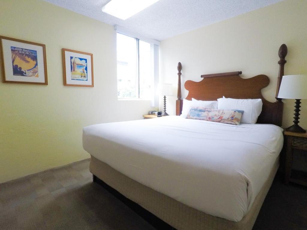 Postel nebo postele na pokoji v ubytování Ohia Waikiki Studio Suites