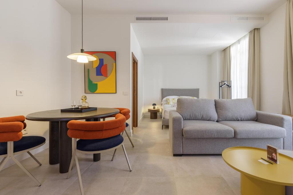 Plaza del Siglo Suites & Boutique Apartments by Caleta Homes - 2