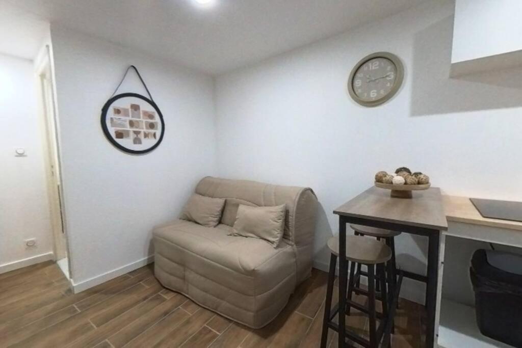 un salon avec un canapé et une table dans l'établissement Charmant Studio au cœur du centre historique, à Béziers