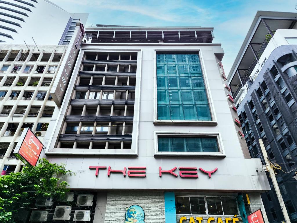 a building with the kx sign on it at The Key Bangkok Hotel in Bangkok