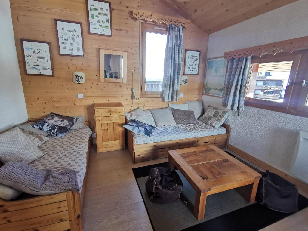 une petite chambre avec deux lits et une table dans l'établissement Charmant appartement à Méribel, 1 chambre, au pied des pistes, équipé et confortable - FR-1-355-32, à Méribel