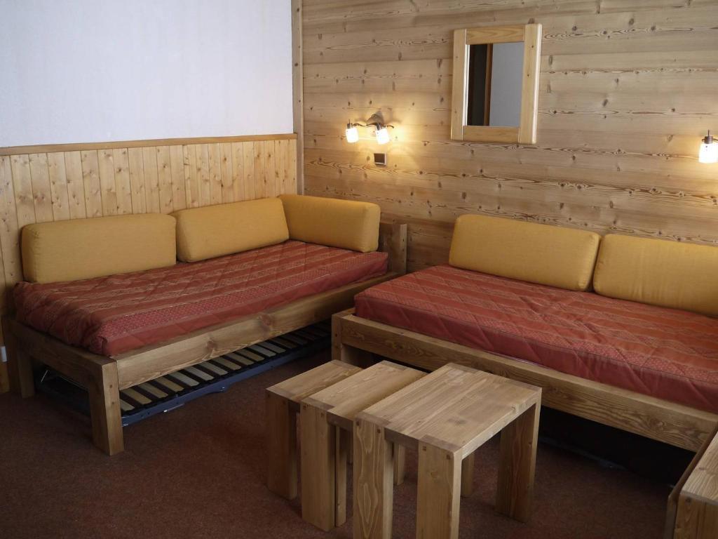 une pièce avec des canapés et des bancs dans une cabine dans l'établissement Appartement au pied des pistes avec balcon et casier à ski, non-fumeur - FR-1-355-117, à Méribel