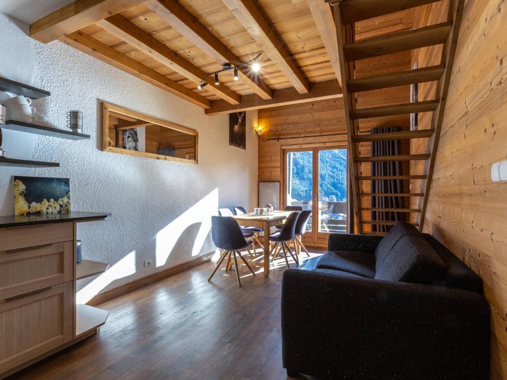un salon avec un canapé et une table avec des chaises dans l'établissement Charmant duplex 8 pers. skis aux pieds à Méribel Mottaret, balcon, cuisine équipée, animaux admis - FR-1-355-141, à Méribel