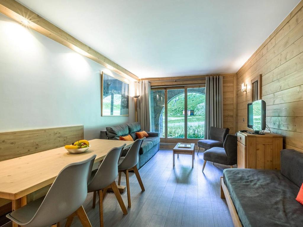un salon avec une table et un canapé dans l'établissement Méribel Mottaret : Apt 2 ch, terrasse, accès piste, au cœur du quartier du Laitelet - FR-1-355-167, à Les Allues