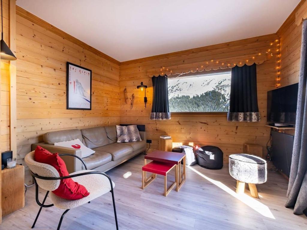 a living room with a couch and a table at Condo Méribel Mottaret - Ski aux pieds, 3 chambres, 8 pers, WIFI - FR-1-355-202 in Les Allues
