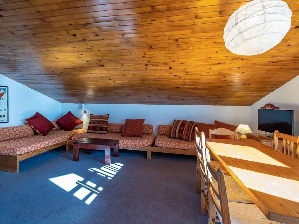un salon avec un canapé et une table dans l'établissement Appartement spacieux 6 pers., balcon, casier à ski, au pied des pistes - FR-1-355-38, à Méribel