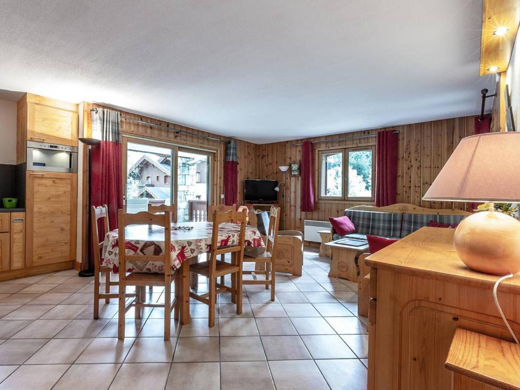 une cuisine et un salon avec une table et des chaises dans l'établissement Charmant appartement 3 chambres à Méribel, proche pistes et commerces - FR-1-355-200, à Les Allues