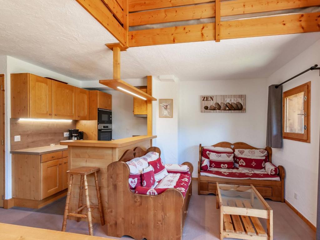 メリベルにあるChalet cosy à Méribel avec mezzanine et cuisine équipée - FR-1-355-100のソファとテーブルのあるリビングルーム