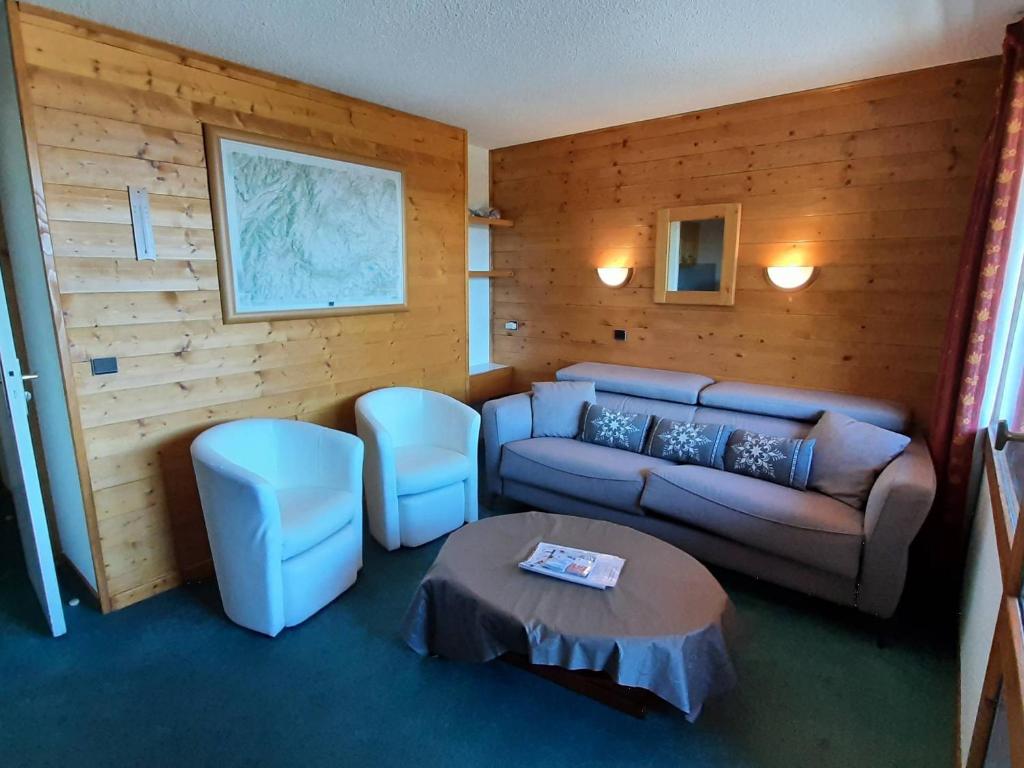 un salon avec un canapé et une table dans l'établissement Appartement duplex 7 pers, pistes, commerces, parking, balcon - FR-1-355-227, à Les Allues