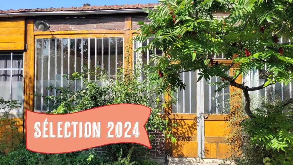 un panneau indiquant la sélection devant une maison dans l'établissement Loft 70 M2 Disney, à Fontenay-sous-Bois