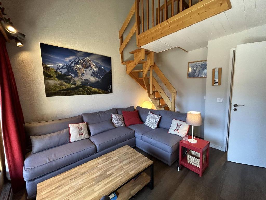 un salon avec un canapé et un escalier dans l'établissement Appartement familial à Méribel, balcon, casier à skis, parking privatif - FR-1-355-237, à Les Allues
