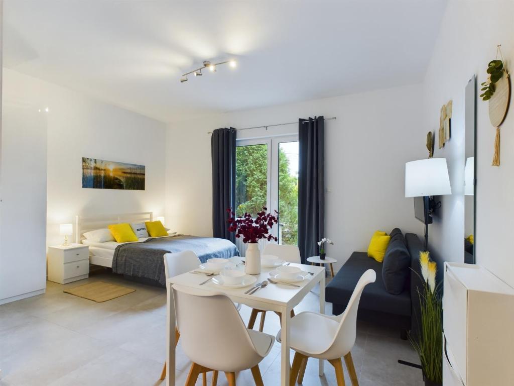 Khu vực ghế ngồi tại Studios with Parking and Garden near Warsaw Chopin Airport by Noclegi Renters