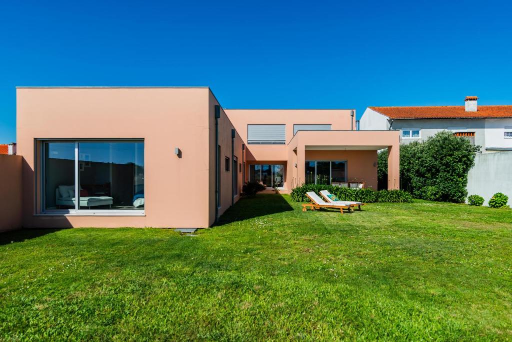 a house with a lawn in front of it at Villa Joana - Moradia premium em Aveiro in Esgueira