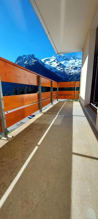 un couloir d'un immeuble avec vue sur les montagnes dans l'établissement Appartement au pied des pistes !, à Le Haut-Breda