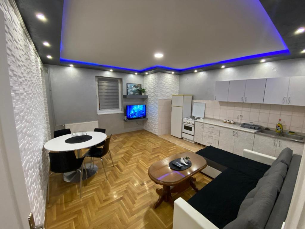a living room with a couch and a table at Crystal Apartman Obrenovac in Obrenovac