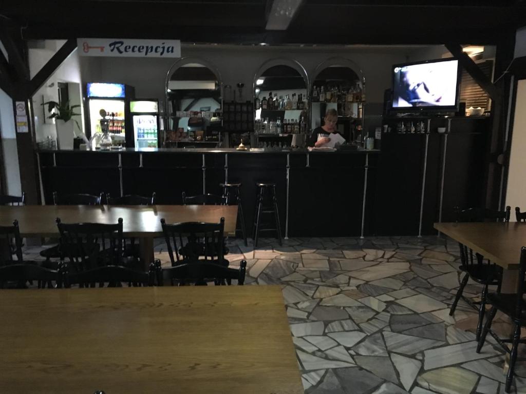 Lounge alebo bar v ubytovaní Zajazd Pod Borem