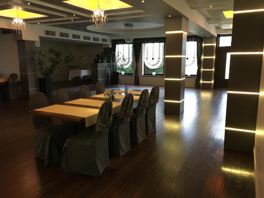 Reštaurácia alebo iné gastronomické zariadenie v ubytovaní Zajazd Pod Borem