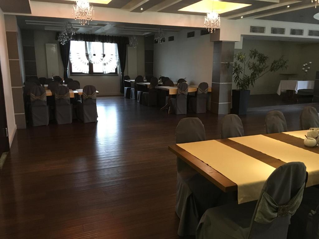 Reštaurácia alebo iné gastronomické zariadenie v ubytovaní Zajazd Pod Borem