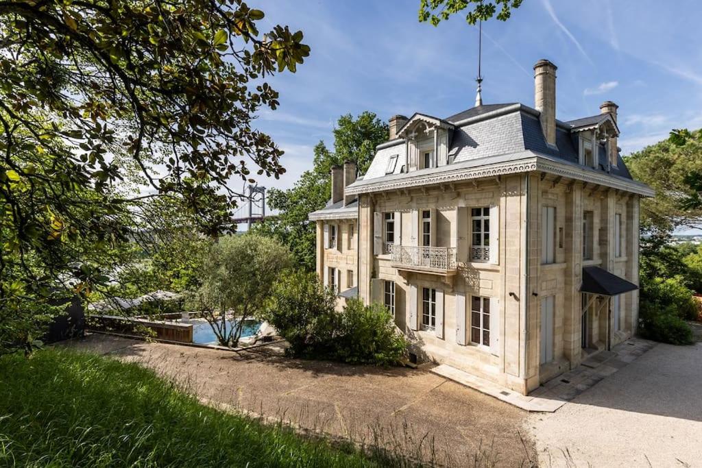 une ancienne maison avec une tourelle en haut dans l'établissement Chalet Baron, à 15 min de Bordeaux, à Lormont