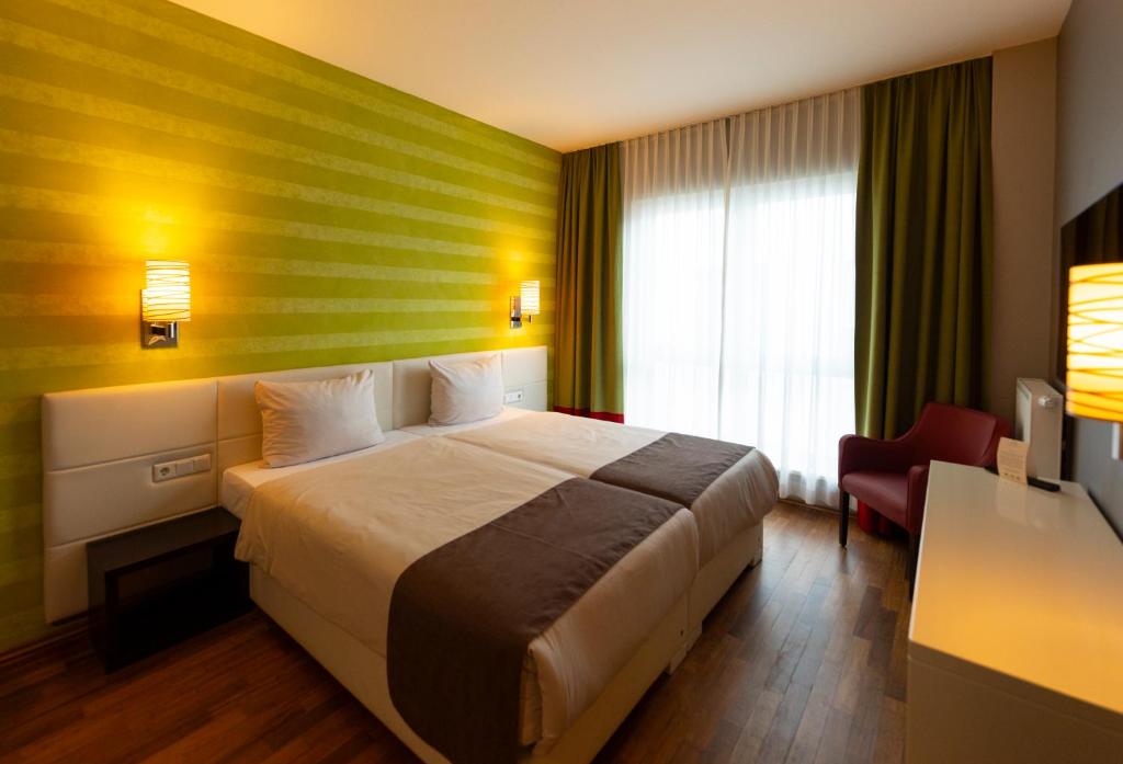 Postel nebo postele na pokoji v ubytování Kedi Hotel Papenburg