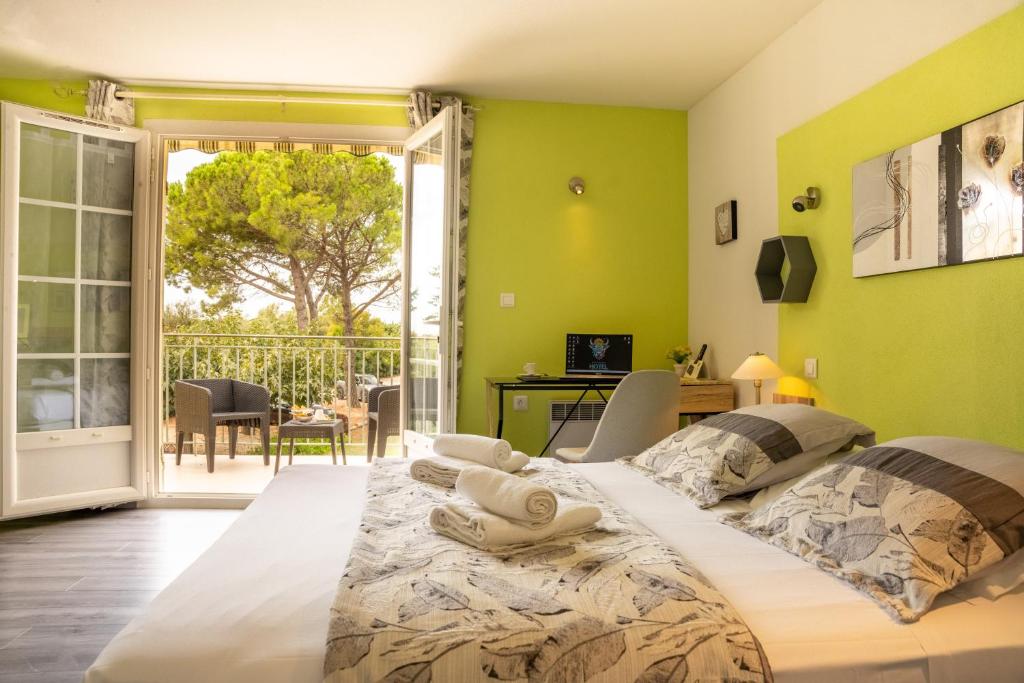 Postel nebo postele na pokoji v ubytování Logis Hotel des Granges