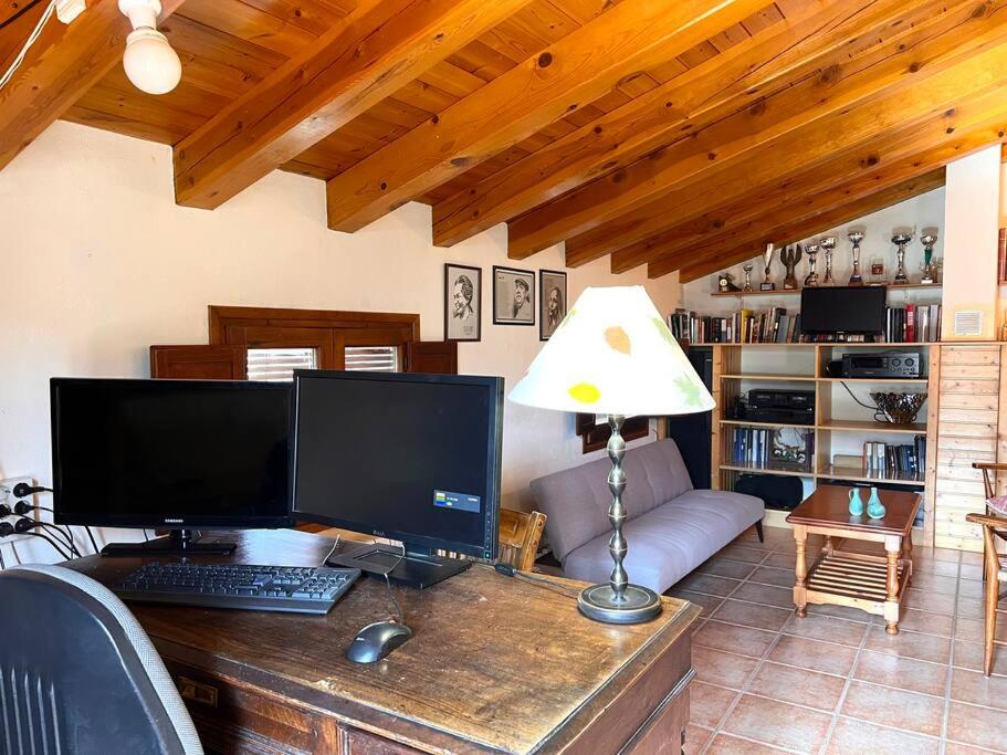 Una televisión o centro de entretenimiento en Casa Rural Martinach - L'Amfitriona